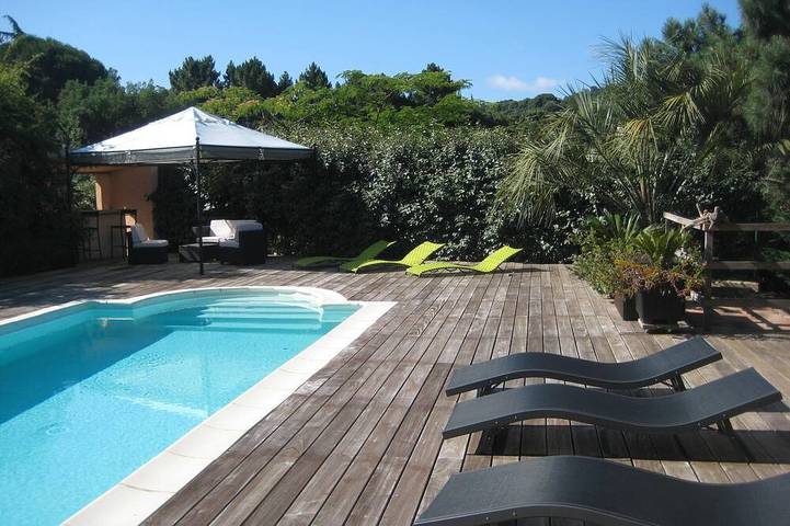 Appartement de vacances pour 4 personnes, avec terrasse ainsi que piscine et jardin