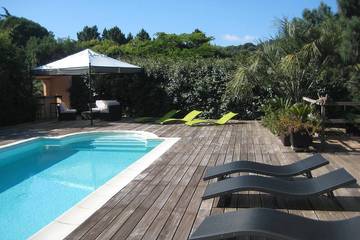 Gîte pour 4 personnes, avec terrasse ainsi que piscine et jardin à Alata