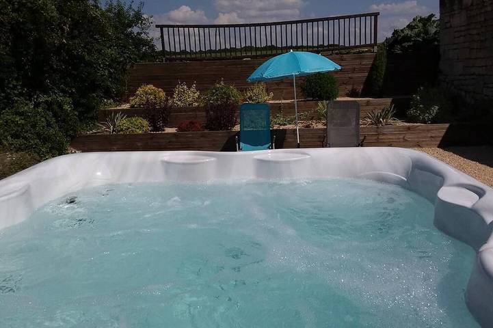 Location de vacances pour 7 personnes, avec jacuzzi ainsi que terrasse et jardin à Lerné