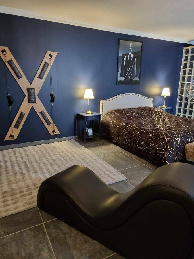 Appartement entier, La Volupté Love Room Jacuzzi Baignoire in Bétheniville, Marne