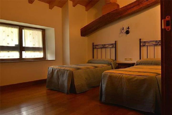 Gîte pour 8 personnes, avec jardin à Erro - 4