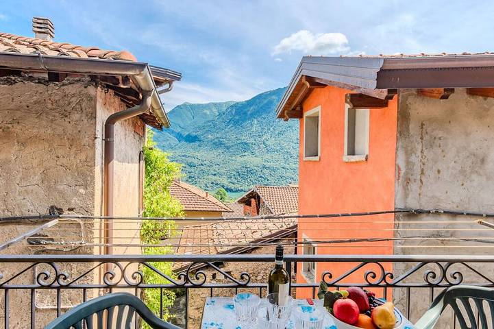 Gîte pour 4 personnes, avec balcon dans Carlazzo