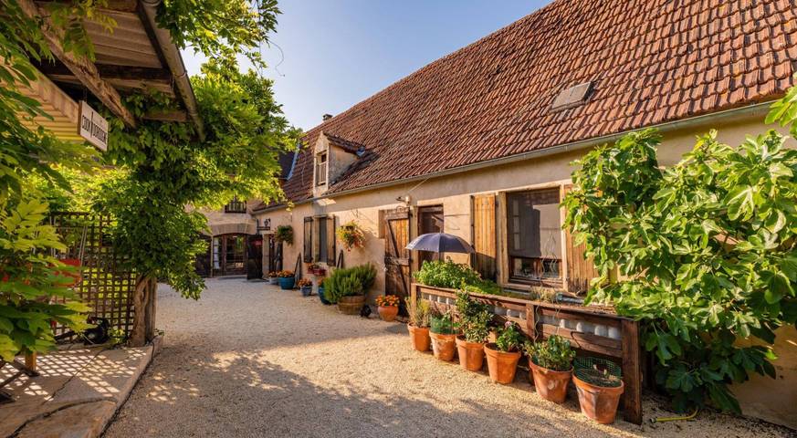 Gîte pour 4 personnes, avec terrasse ainsi que jardin et piscine