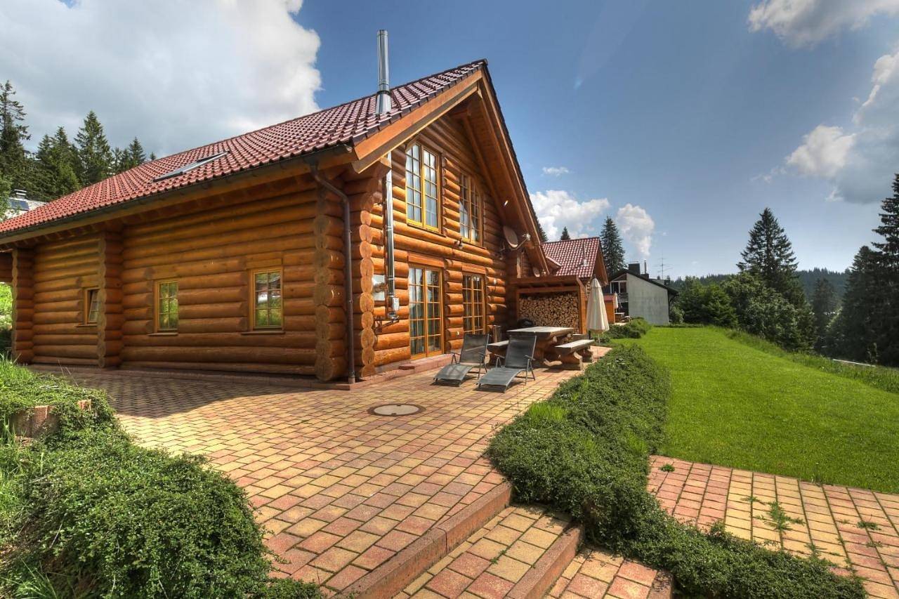 Luxus-Ferienhaus Blockhaus Chalet Nr 3 Toplage am Feldberg mit Sauna, Outdoor-Hottub, Kamin auf 1300m üm in Feldberg Ort, Feldberg
