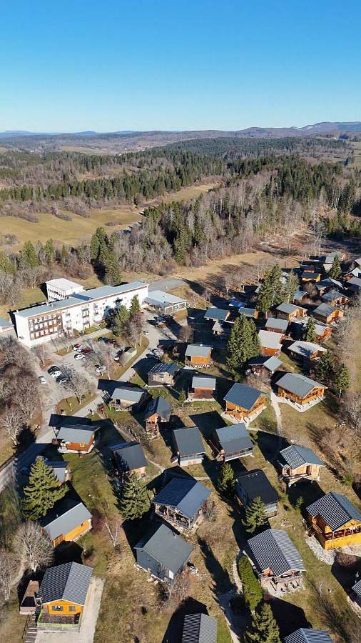 Gîte pour 4 personnes, avec vue ainsi que jardin et piscine à Saint-Laurent-en-Grandvaux - 2