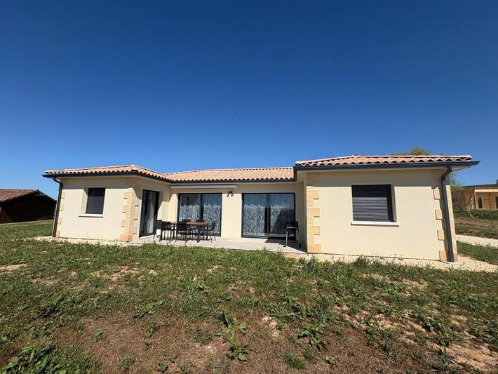 Location de vacances pour 6 personnes, avec vue et jardin à Hautefort