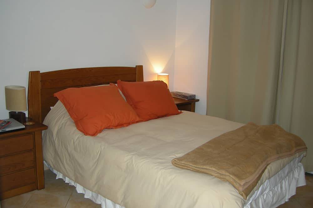 Entire apartment, Beautiful 2 Bedroom Apartment With Large Pool In Private Garden And Sea Views in Praia da Luz, Faro District