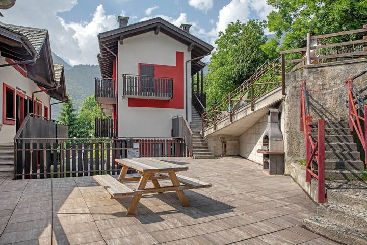 Entire apartment, “Alpine Dream” Apartment in Valmalenco with Mountain Views and Private Garage in Caspoggio (Town), Caspoggio