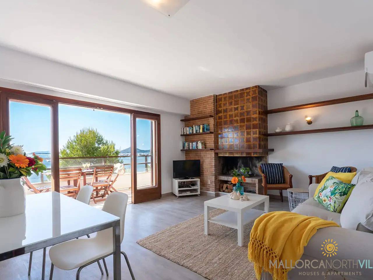 Entire apartment, Seafront Apartment in Mallorca - Perfect for Winter and Cycling in Port de Pollença, Pollença