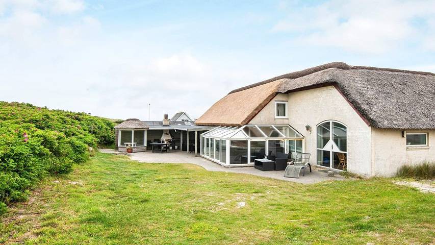 Ferienhaus für 16 Personen, mit Whirlpool und Terrasse sowie Sauna, mit Haustier in Thorsminde