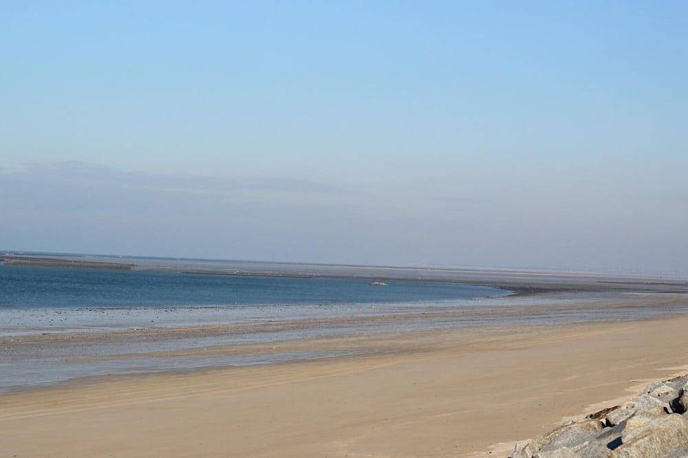 Cozy Seaside House: 2 Bedrooms, Terrace, Wifi, Bbq, Pet-Friendly, Near Granville in Saint-Martin de Bréhal, Bréhal