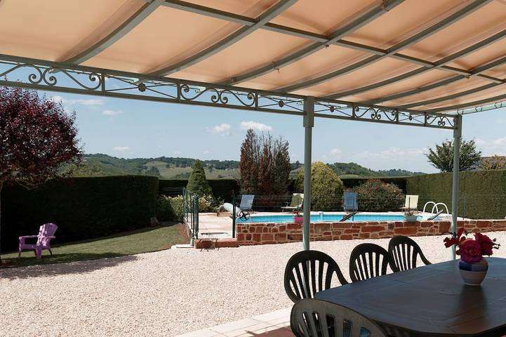 Location de vacances pour 8 personnes, avec jardin ainsi que piscine et terrasse à Lagleygeolle