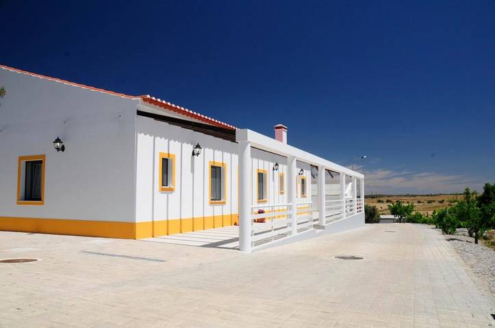 Location de vacances pour 2 personnes, avec Terrasse ainsi que Jardin et Vue dans Almodôvar