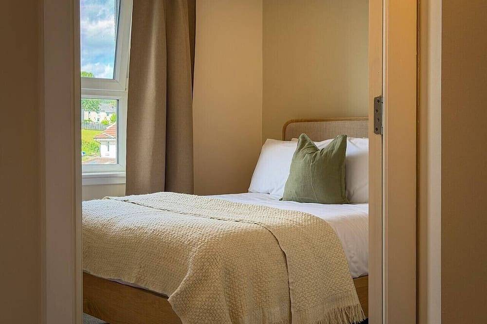 Ganze Wohnung, Stunning 2 Bed, 2 Bath Apartment with Parking in West Dunbartonshire