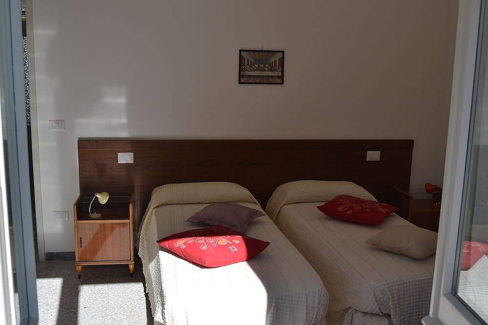Entire apartment, Air conditioning, wifi and wall internet, 150 meters from the sea, 450 meters from the center in Roseto degli Abruzzi, Adriatic Coast Abruzzo