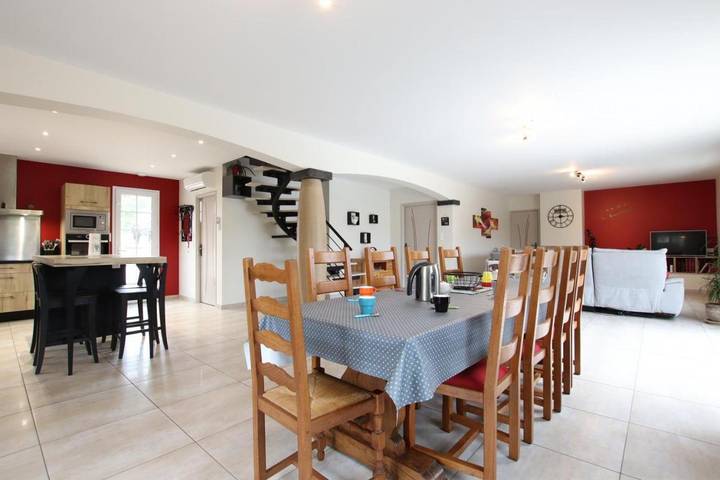 Location de vacances pour 11 personnes, avec Terrasse ainsi que Jardin et Piscine à Ahaxe-Alciette-Bascassan