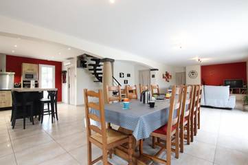 Gîte pour 11 personnes, avec piscine ainsi que terrasse et jardin à Ahaxe-Alciette-Bascassan