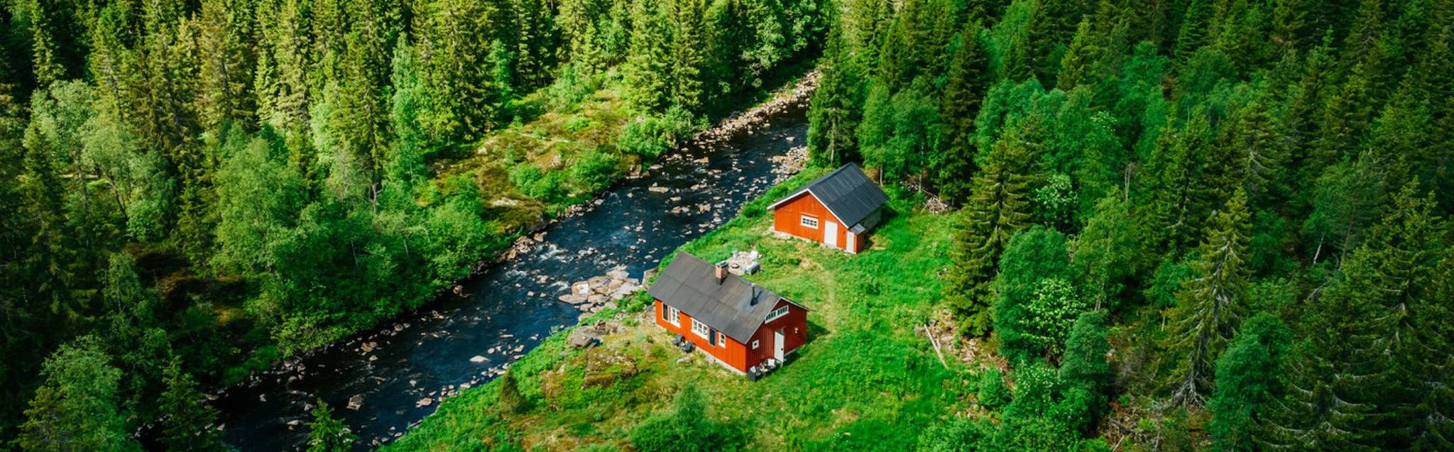 Waldhütte am Fluss in Lardal