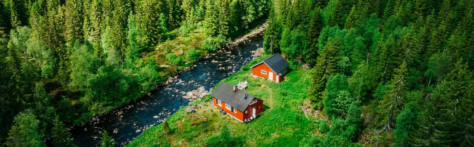 Waldhütte am Fluss in Lardal