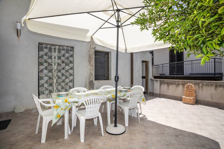 Vacation Home "La Casuzza Di Sara" with Private Terrace & Wi-Fi in Rocca di Capri Leone, Capri Leone