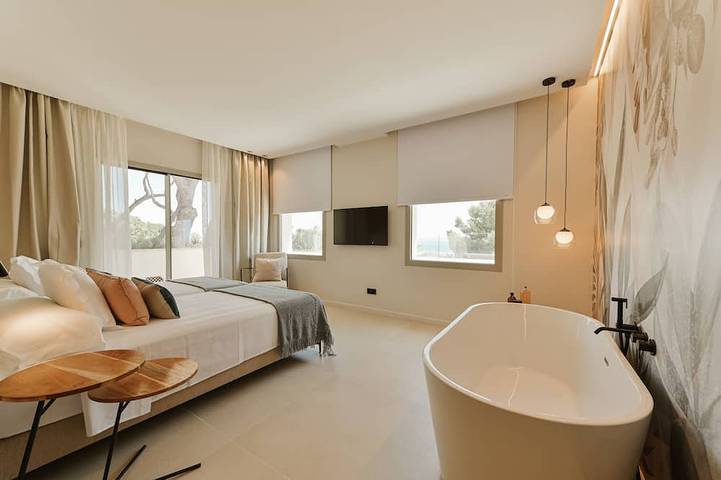 Luxury Villa. Heated pool. Sea & Mountain views in Cas Catala, Calvià