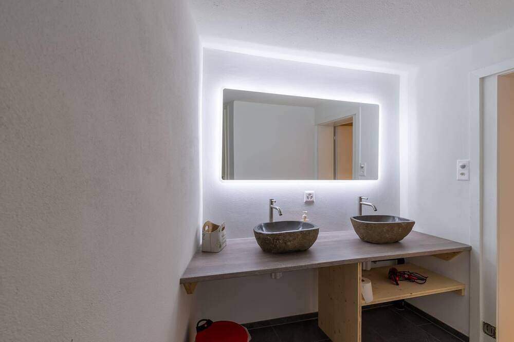 Helles Doppelzimmer in Glarus, 10min zum Walensee in Näfels, Glarus Nord