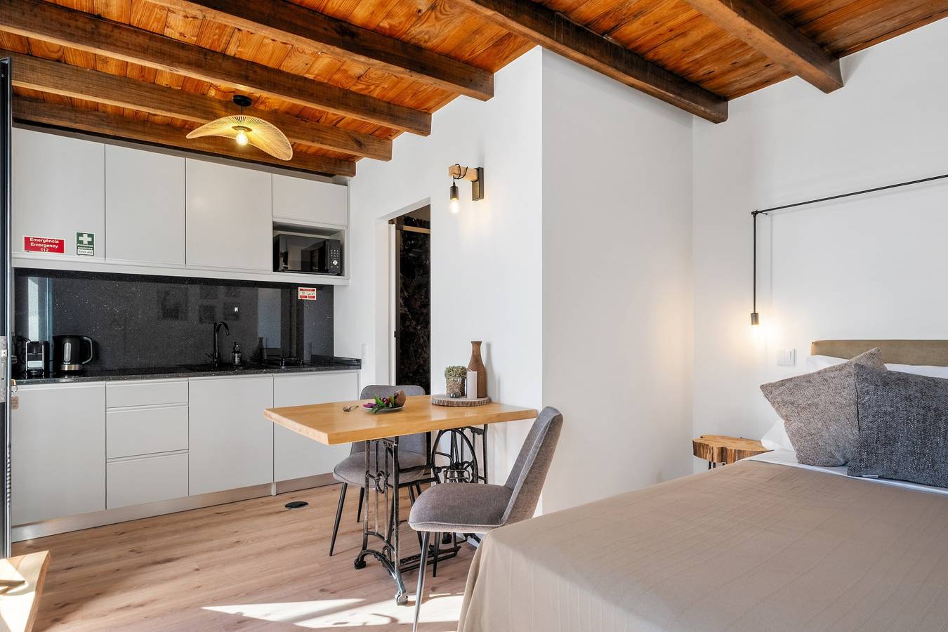 Ganzes Studio, Studio-Apartment 'Ocean View Rock House' mit Balkon und Wlan in Caniço, Madeira