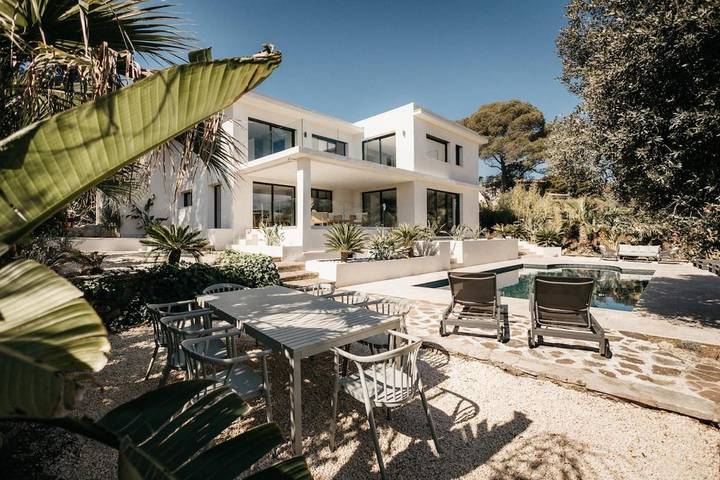 Villa pour 8 personnes, avec jardin ainsi que vue et piscine dans Boulouris