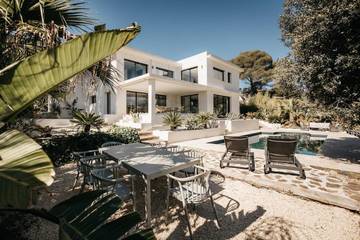Villa pour 8 personnes, avec vue ainsi que piscine et jardin dans Boulouris