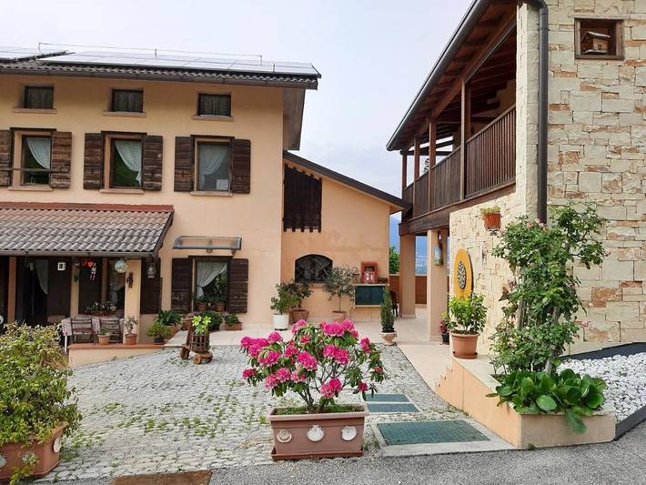 Apartment for 6 people, with Balcony and Terrace as well as Garden and View in Mel