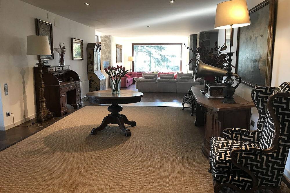 Villa for 24-28 with A/C, football pitch, beach, seaviews, close to Barcelona in Supermaresme, Sant Vicenç de Montalt