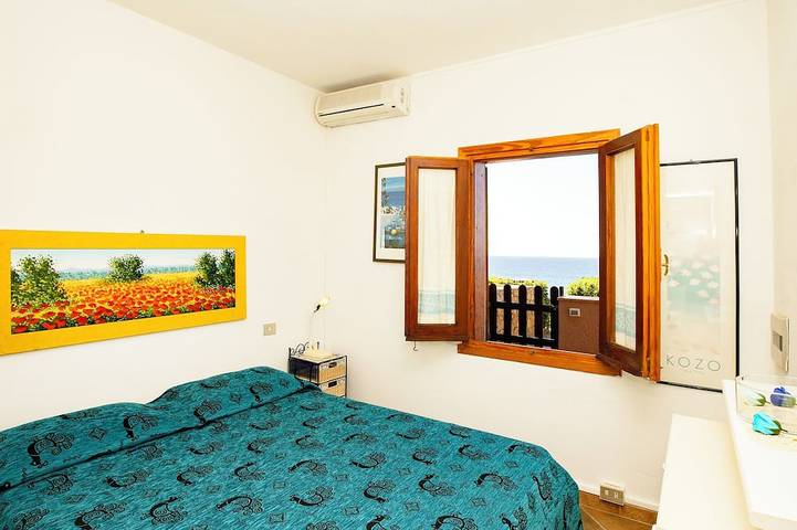 Appartamento intero, Intimo bilocale sulla scogliera con veranda vista mare accanto a Li Cossi in Costa Paradiso, Trinità d'Agultu e Vignola