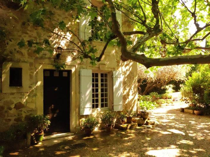 Location de vacances pour 5 personnes, avec jardin ainsi que vue et terrasse à Boulbon