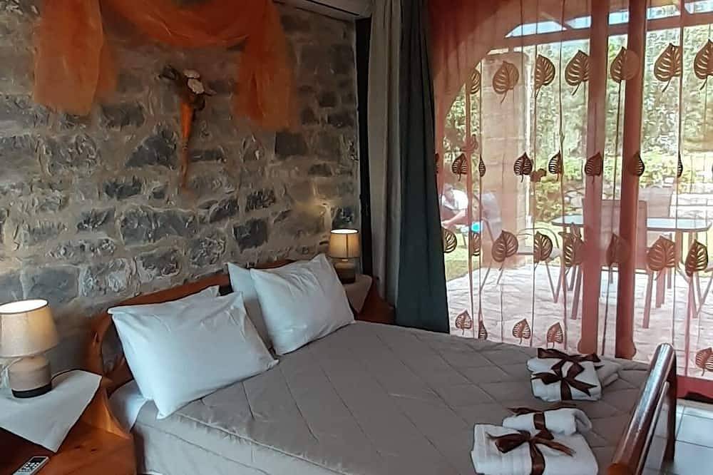 Liefdevol ingerichte, gezinsvriendelijke, afgelegen, natuursteen bungalow in Stoupa, Messenia