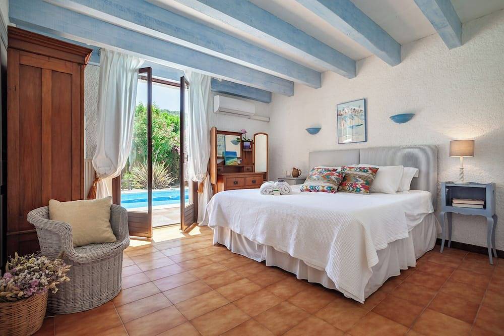 Private sunny villa with large heated pool, air-conditioning and river access. in Céret, Céret region