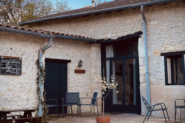 Gîte pour 6 personnes, avec Terrasse ainsi que Jardin et Piscine à Champagne-et-Fontaine