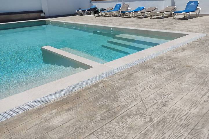Gîte pour 9 personnes, avec Balcon et Jacuzzi ainsi que Terrasse et Piscine dans Tocón