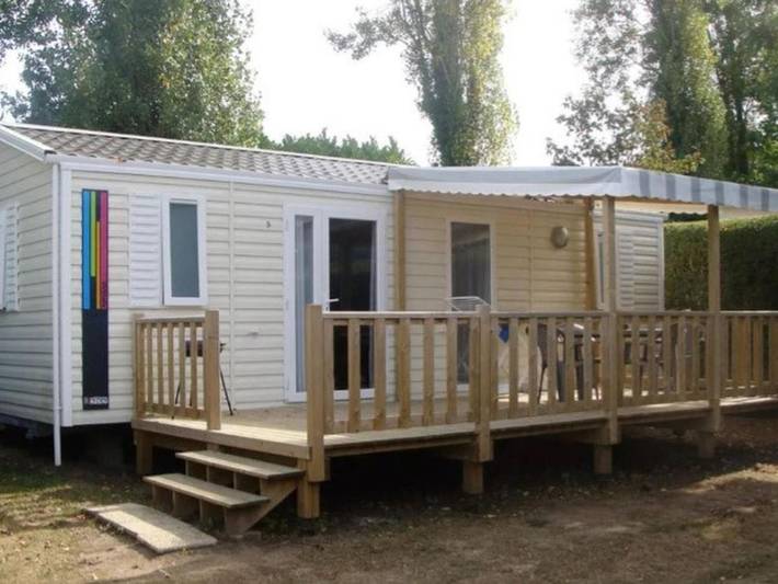 Camping pour 4 personnes, avec terrasse et piscine, animaux acceptés