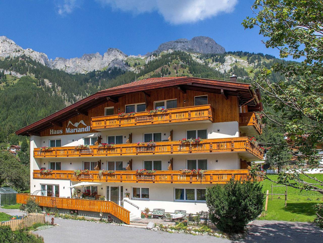 Ganze Ferienwohnung, Appartments und Pension Mariandl - Ferienwohnung Köllenspitze in Nesselwängle, Außerfern