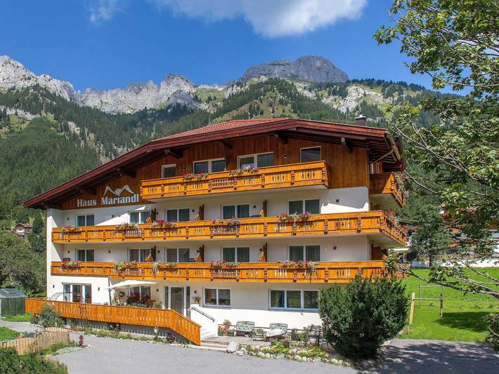 Zimmer für 2 Personen, mit Balkon und Terrasse sowie Garten und Sauna in Nesselwängle