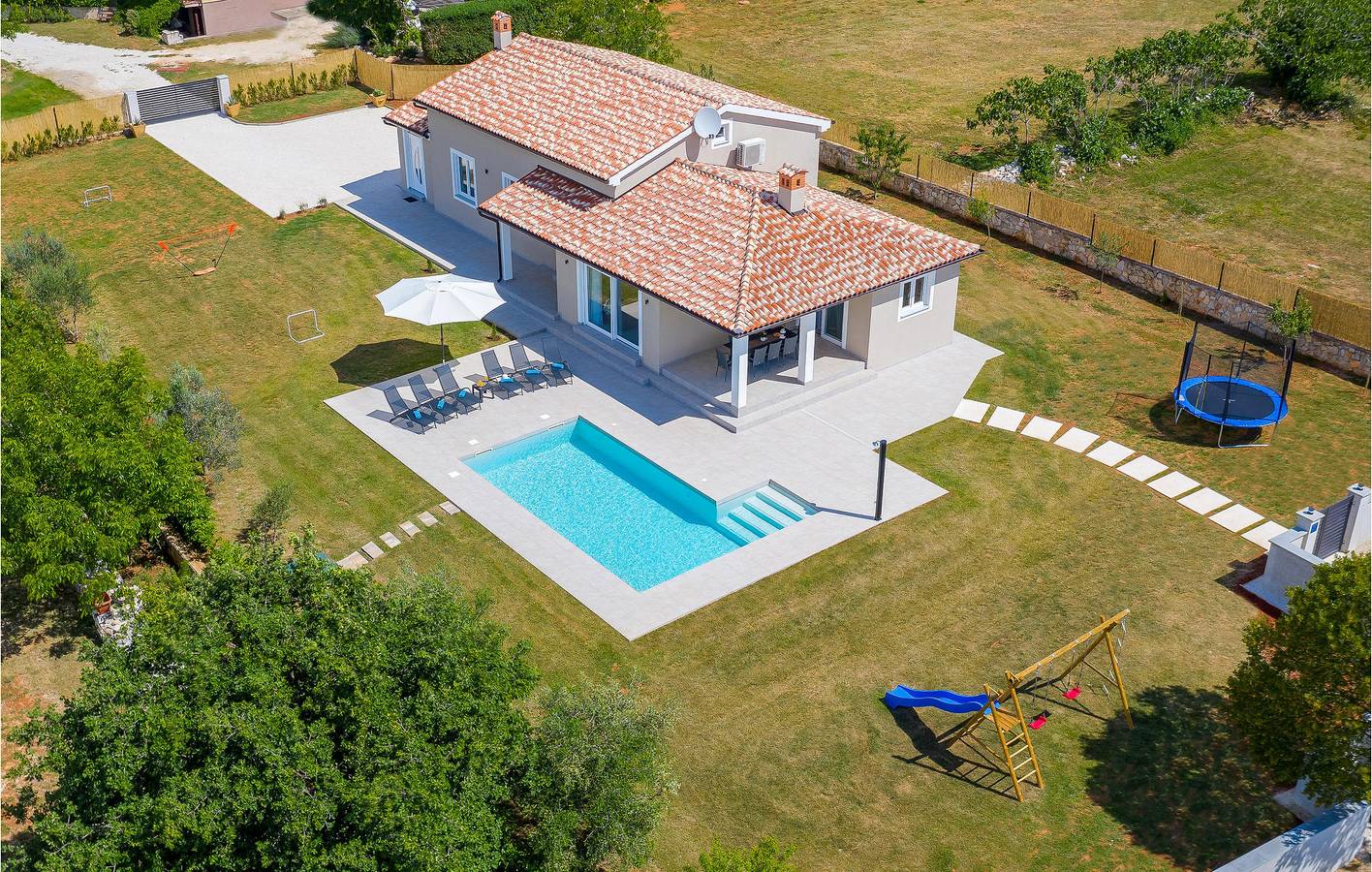 Geräumige Ferienwohnung mit Pool und Terrasse, 300 m zum Restaurant | WLAN & Parkplatz in Barban, Südküste Istrien