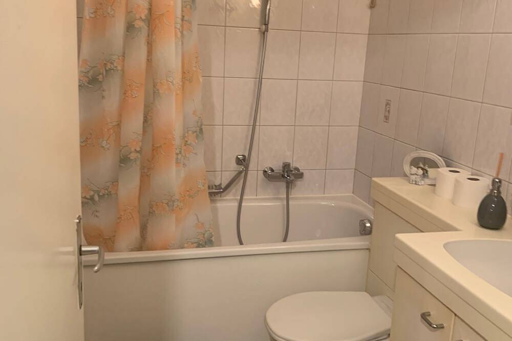 Apartamento entero, Apartamento de vacaciones Boudry para 1 - 4 personas con 1 dormitorio - Apartamento en casa unifamil in Boudry, Three-Lakes