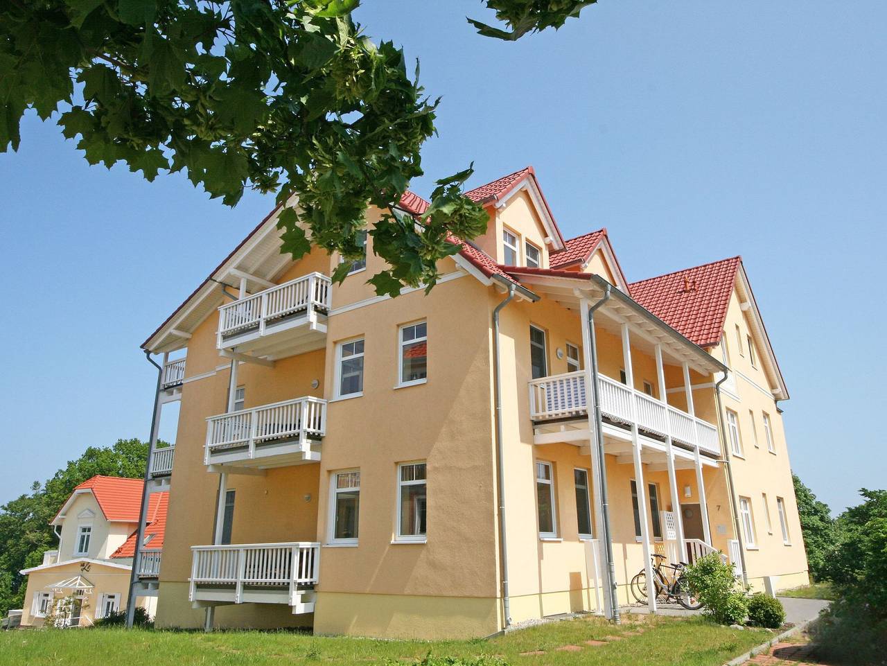 Ganze Ferienwohnung, Csp: Villa Bergfrieden Whg. 06 mit Balkon & Meerblick in Göhren, Rügen