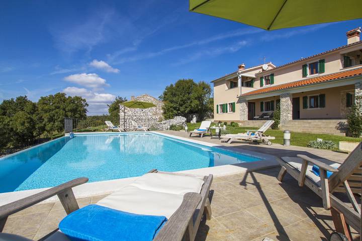 Ferienhaus für 8 Personen, mit Pool und Balkon