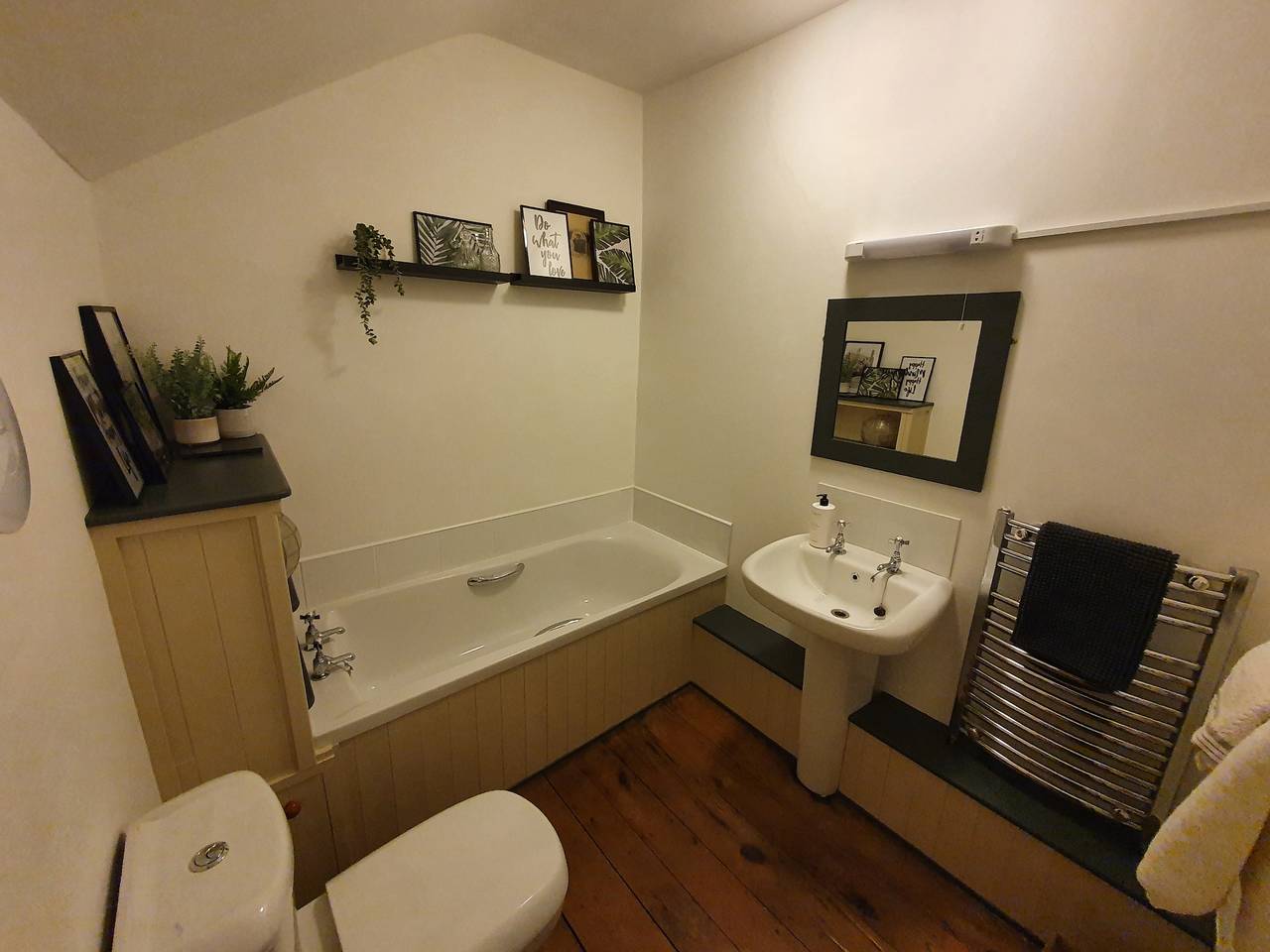 Llangollen 1-Bed Cottage, Sleeps 2 with Parking in Llangollen, Denbighshire
