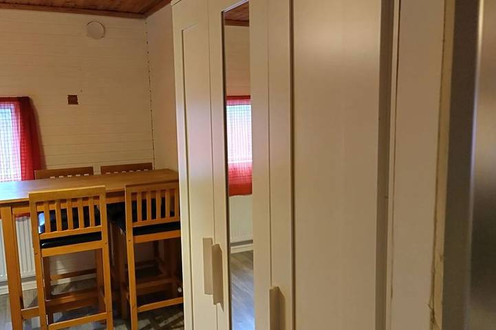 Gemütliche Kolsva-Hütte mit eigenem Eingang in Köping, Västmanland