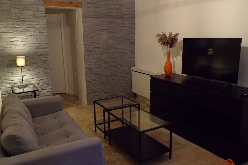Entire apartment, Ground floor apartment downtown Le Thor with courtyard in Le Thor, Vaucluse