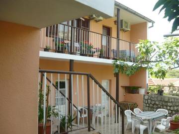 Gîte pour 2 personnes, avec terrasse et jardin dans Risan