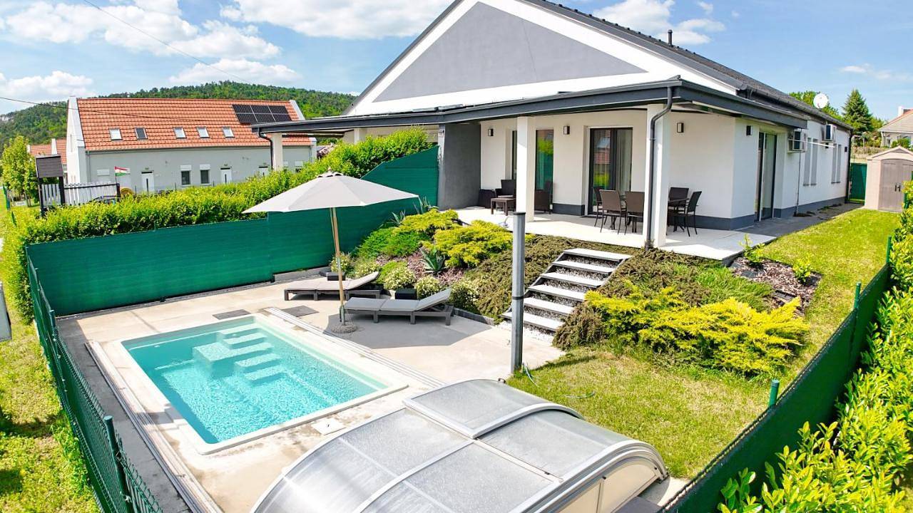 No 121 Villa Bacasba with heated and covered pool in Balatongyörök, Balaton Hochland Nationalpark