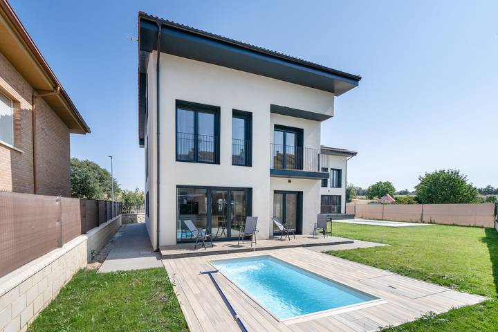 Casa rural para 13 personas, con Balcón además de Jardín y Piscina para niños en Provincia de Burgos